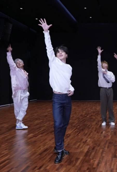 '품절의 神' 방탄소년단 지민, 안무 연습 영상 신발 全사이즈 품절..'30개월 연속 브랜드평판 1위' 브랜드킹 파워