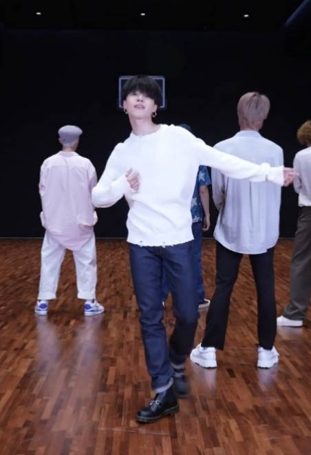 '품절의 神' 방탄소년단 지민, 안무 연습 영상 신발 全사이즈 품절..'30개월 연속 브랜드평판 1위' 브랜드킹 파워
