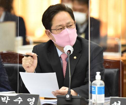 박수영 국민의힘 의원이 지난해 경기도 수원시 팔달구 경기도청에서 열린 국회 행정안전위원회의 경기도에 대한 국정감사에서 질의하고 있다.(사진=국회사진취재단)