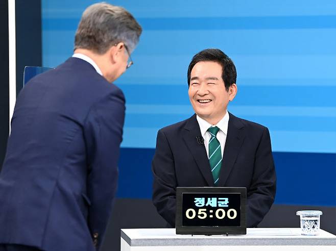 더불어민주당 대선 예비후보인 정세균, 이재명 후보가 5일 서울 마포구 JTBC 스튜디오에서 열린 합동 TV 토론을 앞두고 대화하고 있다. (사진=뉴스1)