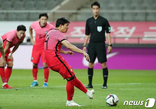 올림픽 축구대표팀 권창훈이 16일 오후 서울 마포구 상암동 서울월드컵경기장에서 열린 대한민국 올림픽 축구대표팀과 프랑스 올림픽 축구대표팀의 친선경기 후반 패널티킥을 성공시키고 있다. 2021.7.16/뉴스1 © News1 김진환 기자