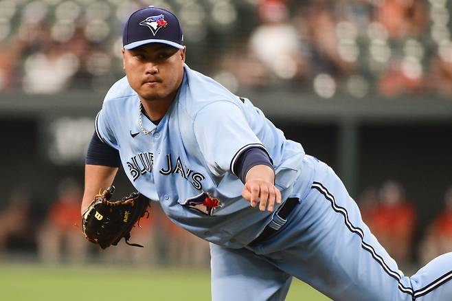 지난 7일(현지 시각) 미국 메릴랜드주 볼티모어의 오리올 파크 앳 캠든 야즈에서 열린 미국프로야구 메이저리그(MLB) 볼티모어 오리올스 대 토론토 블루제이스의 경기 2회에서 토론토의 류현진이 역투하고 있다. /연합뉴스