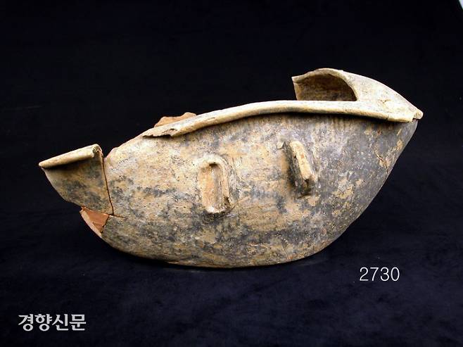 인근배수로에서 확인된 변기형 토기. 조선시대 국왕이 사용했던 매화틀과 비슷한 모양이다. |국립부여문화재연구소 제공