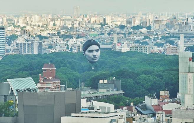 16일 도쿄 시부야의 한 공원 상공에 떠오른 공공미술 작품 ‘마사유메’의 모습 | 마사유메 홈페이지 캡처