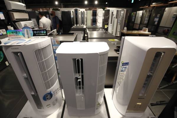 최근 인기를 끌고 있는 창문형 에어컨이 15일 서울 용산구 한 전자제품 매장에 진열돼 있다. 장마가 예상보다 빨리 끝나고 폭염이 이어지면서 에어컨 판매량이 급증하고 있다. 연합뉴스