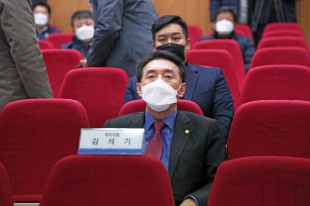 지난 4월 14일 국민의힘 김석기 의원(경주)이 경주 월성원자력본부 홍보관에서 삼중수소 검출 논란을 확인하기 위해 월성원자력본부장 설명을 듣고 있다. 연합뉴스