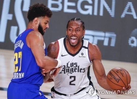 테크니컬 파울과 언스포츠맨라이크 파울은 몸으로 하는 파울 여부에 따라 구별한다. 사진은 LA 클리퍼스 카와이 레너드(오른쪽)가 상대 수비의 밀착접촉으로 공격 방해를 받고 있는 모습.[연합뉴스 자료사진]