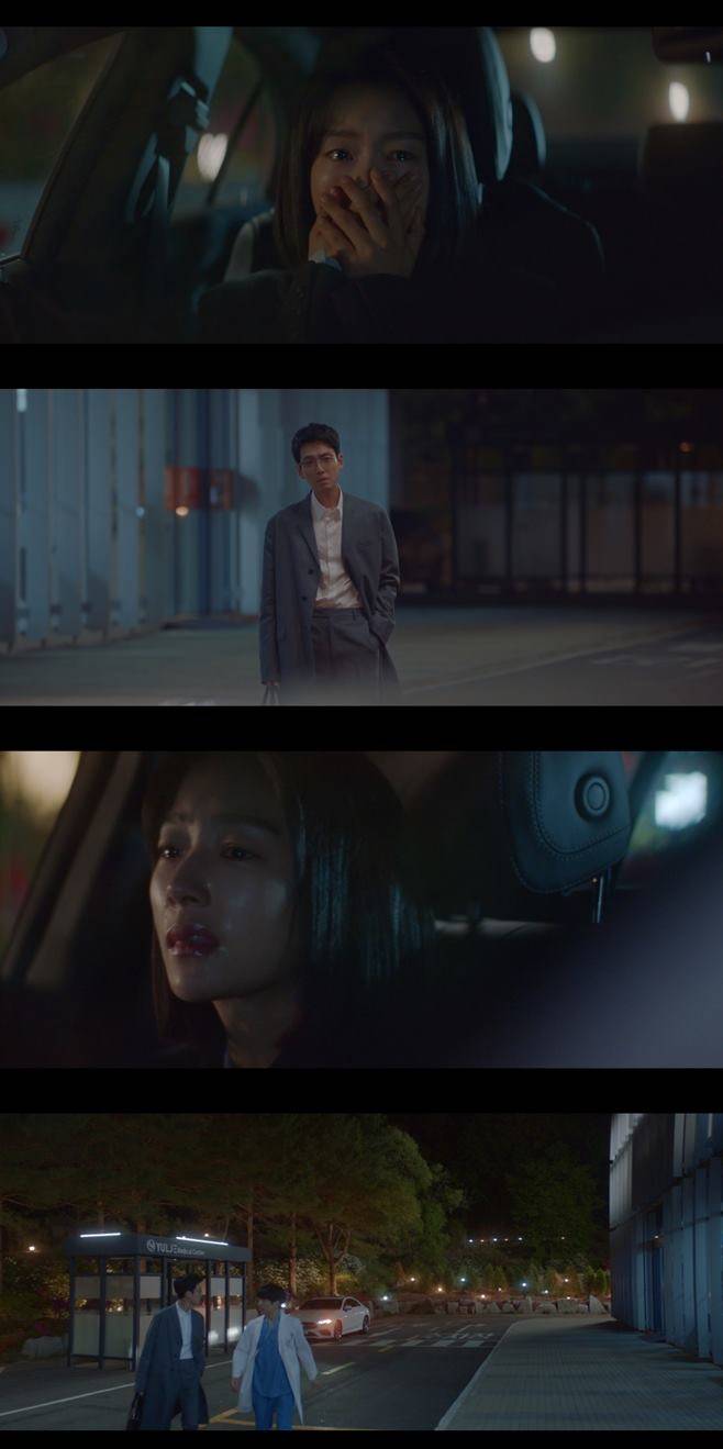 이별 후 병 치료를 위해 몰래 귀국한 곽선영이 우연히 연인 정경호를 목격하고 눈물을 펑펑 흘려 애틋함을 자아냈다. /사진='슬기로운 의사생활2' 방송캡처