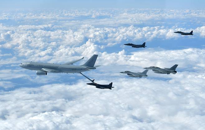 코로나19 집단감염이 발생한 청해부대 34진 문무대왕함(4400t급) 장병 전원이 확진 여부와 무관하게 다목적 공중급유수송기 KC-330을 활용해 조기 귀국할 것으로 알려졌다. 자료사진. [헤럴드DB]