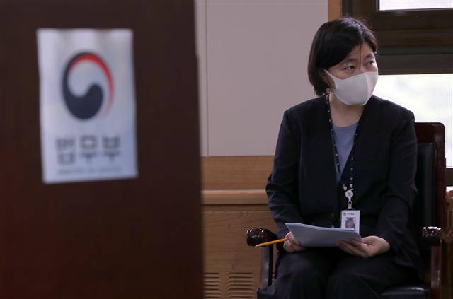 자료 보는 임은정 감찰담당관 - 임은정 법무부 감찰담당관이 14일 경기도 과천 법무부 청사에서 열린 한명숙 전 총리 모해위증교사 의혹 사건 관련 법무부 대검찰청 합동감찰 브리핑에서 자료를 살펴보고 있다. 2021.7.14 뉴스1