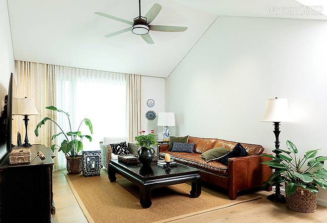 동양적인 무드가 더해진 가족만의 거실.