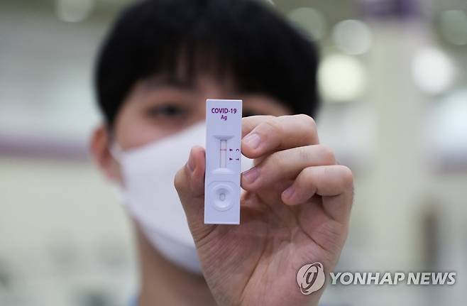 박람회 입장 전 자가진단 검사 (서울=연합뉴스) 류효림 기자 = 14일 서울 강남구 삼성동 코엑스에서 열린 2021 서울커피엑스포에서 한 참관객들이 입장에 앞서 코로나19 자가진단키트로 검사를 한 뒤 검사키트를 들어 보이고 있다. 2021.7.14 ryousanta@yna.co.kr