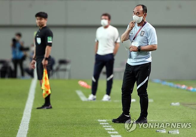 [올림픽] 김학범 감독 '고민' (서울=연합뉴스) 한상균 기자 = 16일 서울월드컵경기장 한국-프랑스 남자 축구 올림픽대표팀 평가전. 
    김학범 감독이 경기를 지켜보고 있다. 2021.7.16 xyz@yna.co.kr