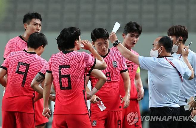 [올림픽] 작전지시하는 김학범 감독 (서울=연합뉴스) 한상균 기자 = 김학범 감독이 16일 서울월드컵경기장에서 열린 2020 도쿄올림픽 한국 축구 국가대표팀과 프랑스의 평가전에서 선수들이 물을 마시는 동안 작전을 지시하고 있다.  2021.7.16 xyz@yna.co.kr