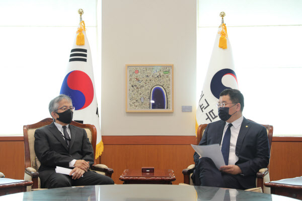 최종건 외교부 1차관(오른쪽)이 17일 오전 외교부 청사로 아이보시 고이치 주한 일본대사를 초치했다. (사진=외교부)