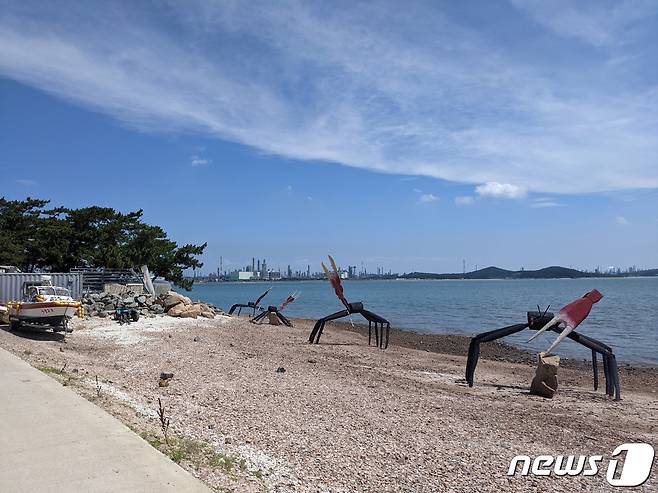 금방이라도 뭍으로 올라갈 것 같은 농게(황발이) 조각상 모습 © 뉴스1