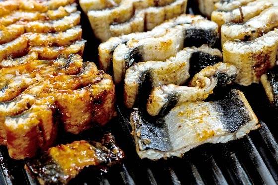 고추장 양념을 바르거나 소금만 뿌린 장어구이다. 구워서 먹는 장어는 보통 민물장어라 불리는 뱀장어다. 사진은 민물장어 산지로 유명한 전북 고창의 '연기식당'에서 촬영했다. 중앙포토