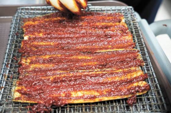 경남 진주도 민물장어로 이름난 고장이다. 지금은 거의 씨가 말랐다지만, 옛날에는 남강을 따라 장어가 올라왔었다. 사진은 진주의 유서 깊은 장어집 '유정장어'의 장어구이다. 고추장 양념구이가 유명하다. 백종현 기자