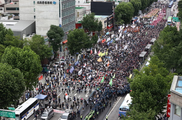 지난 3일 오후 종로3가에서 민주노총 조합원들이 노동법 전면 개정 등을 요구하며 도로를 점거한 채 전국노동자대회를 열고 있다.  /사진=연합뉴스