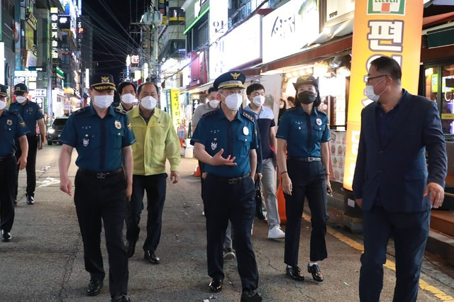 [수원=뉴시스] 17일 오후 경기 수원시 인계동 일대 유흥가 및 식당가 밀집지역에서 김원준 경기남부경찰청장이 코로나19 방역상황을 점검하고 있다. 2021.7.17. (사진=경기남부경찰청 제공) *재판매 및 DB 금지