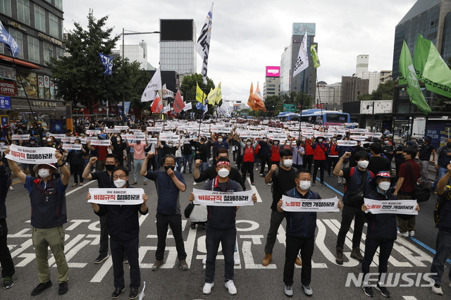 [서울=뉴시스] 고승민 기자 = 전국민주노동조합총연맹 회원들이 3일 서울 종로2가에서 노동자대회를 하고 있다. 2021.07.03. kkssmm99@newsis.com