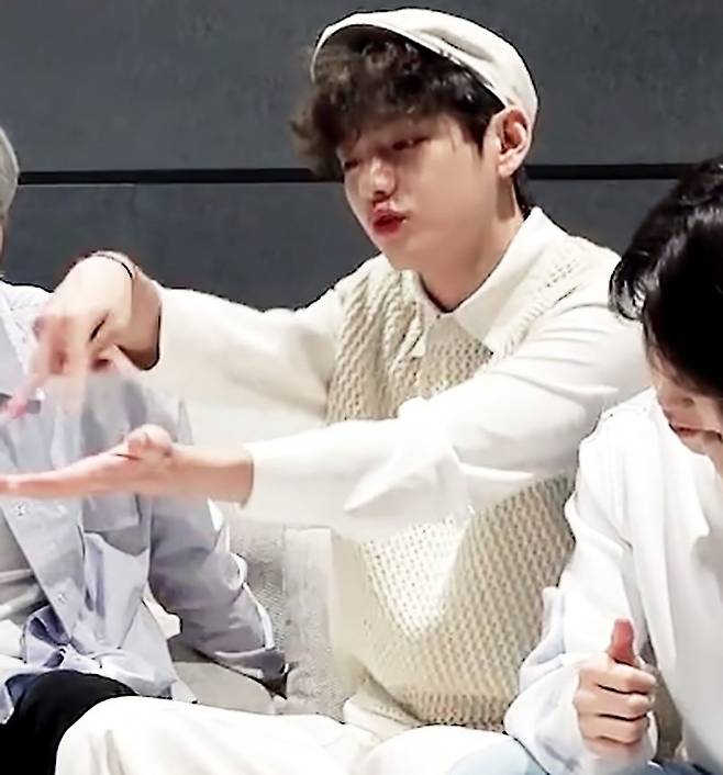 뮤비 속 태형이도 뮤비 보는 태형이도 ♥..방탄소년단 뷔, '퍼투댄' 뮤비 리액션 영상 '미소년 결정체' 팬심 저격