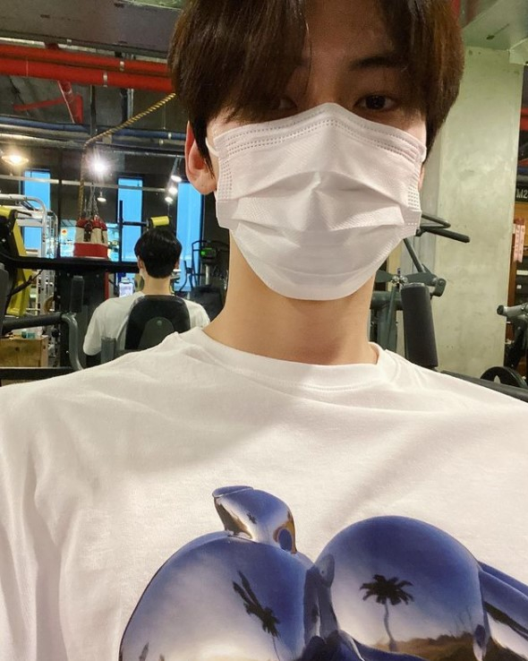 On the afternoon of the 17th, Hwang Min-hyun posted a picture on his SNS without saying anything.In the open photo, Hwang Min-hyun is taking pictures at a gym, with a distinct impression even if she covers half her face with Mask.The netizens commented, I am doing this while I am exercising, I went to exercise, I went to work out, I tried to idol, Min Hyun is cool, and I have been in daily photos for a long time.Meanwhile, Hwang Min-hyun will appear in the TVN drama Hwang Hon.
