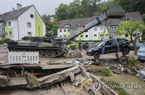 폭우가 쏟아진 독일 서부지역의 복구 작업에 동원된 군 중장비 [AP=연합뉴스]