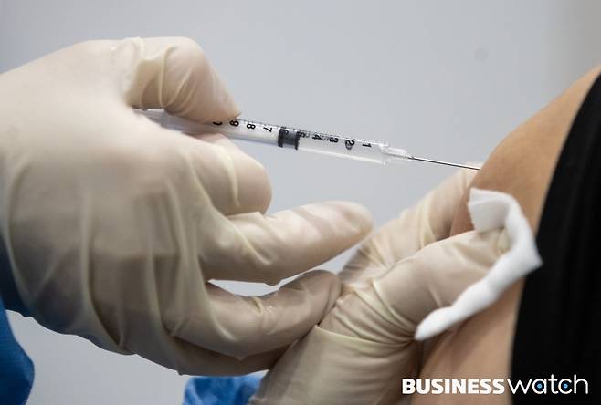 지난 2월26일 서울 성동구보건소에서 아스트라제네카 백신을 접종하는 의료진 손에 끼워진 '니트릴 장갑'/사진=이명근 기자 qwe123@