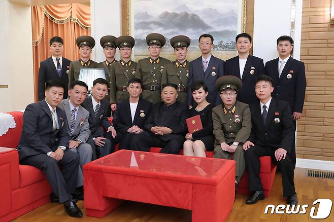 (평양 노동신문=뉴스1) = 김 총비서는 이날 자리에서 "당 중앙의 신임과 인민의 기대를 심장에 새기고 혁명적인 창작 창조기풍으로 주체음악 발전에 특출한 공헌을 한 중요예술단체 창작가, 예술인들 한사람 한사람의 손을 따뜻이 잡아주시며 고무 격려"해줬다고 신문은 전했다. [[국내에서만 사용가능. 재배포 금지. DB 금지. For Use Only in the Republic of Korea. Redistribution Prohibited] rodongphoto@news1.kr