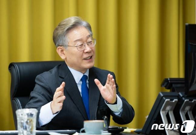 더불어민주당 대권주자인 이재명 경기지사가 16일 오후 열린 온라인 2차 기자간담회에서 발언하고 있다. (이재명 캠프 제공)/뉴스1 (C) News1 이동해 기자