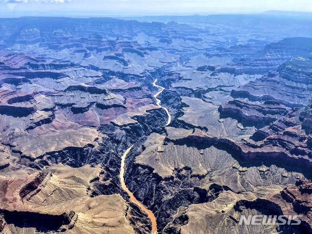[그랜드 캐년 ( 미 애리조나주)= AP/뉴시스] 애리조나주 일대의 그랜드 캐년을 통과하는 콜로라도 강이 범람해서 홍수가 일어난 지역.  (7월 15일 존 딜론이 촬영해서 제공한 사진)
