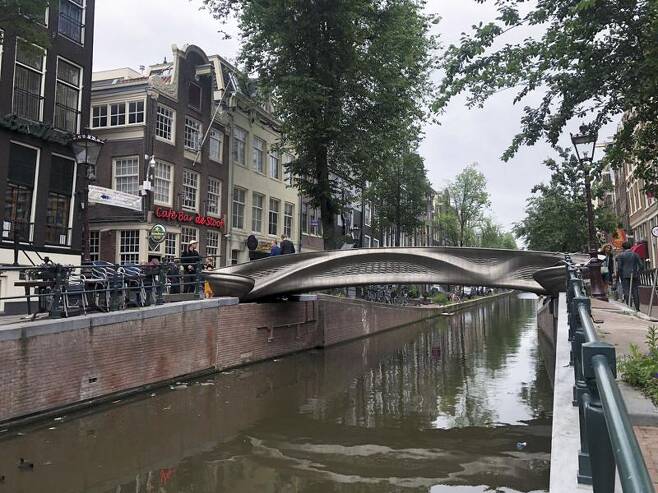 암스테르담 운하에 설치된 3D 프린팅 다리의 모습.(사진=AP 연합뉴스)