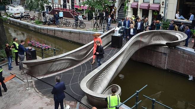 암스테르담 운하에 설치된 3D 프린팅 다리의 모습.(사진=임페리얼칼리지런던)