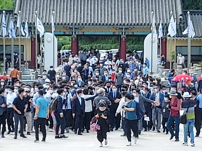 대권 도전 선언 이후 광주를 첫 방문한 윤석열 전 검찰총장이 17일 오전 11시 광주 북구 운정동 국립5·18민주묘지를 참배했다. 참배에는 5·18 광주민주화운동 사형수 출신인 김종배 전 의원과 광주지역 지지자 100여명이 함께 했다. 윤 전 총장과 지지자들이 '민주의 문'을 들어서고 있다. ⓒ시사저널 정성환