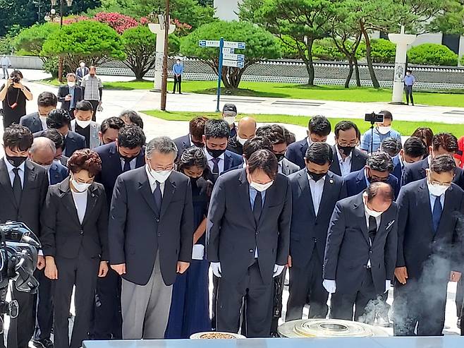 대권 도전 선언 이후 광주를 첫 방문한 윤석열 전 검찰총장이 17일 오전 광주 북구 운정동 국립5·18민주묘지에서 참배하고 있다. 감정에 북받친 듯 목멘 목소리로 "참배를 하다 보니 (광주의) 한을 극복하자는 그런 말이 나오질 않는다"라고 말했다. ⓒ시사저널 정성환