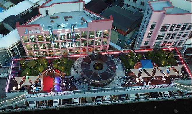 드론이 찍은 별애별 청년몰과 지장천 별빛정원 전경.