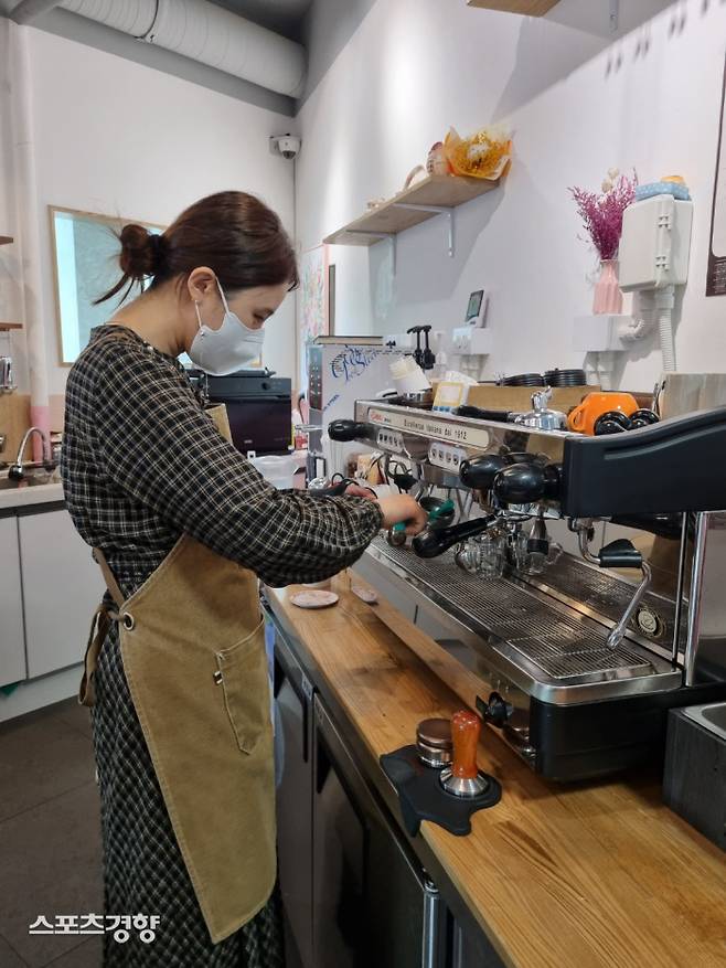 달보드레에서 커피를 내리고 있다.