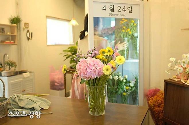 단박에 눈길을 사로잡는 4월24일의 꽃들.