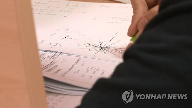 공부하는 대학생 <<연합뉴스TV 캡처>>