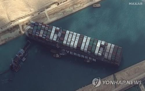 이집트 수에즈운하에 좌초한 대형 컨테이너선 에버기븐호, 촬영일 2021년 3월27일 [epa=연합뉴스 자료사진]