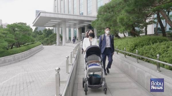 지난 5일 아이와 함께 국회에 복귀한 용혜인 의원이 유아차를 끌고 의원회관을 나서고 있다. ⓒ용혜인 의원실