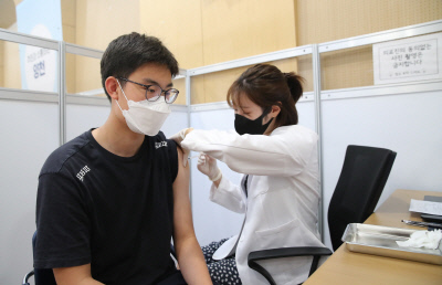 고3 학생 및 고교 교직원 백신 접종이 시작된 19일 서울 양천구 해누리 타운에서 한 고3 학생이 백신을 접종하고 있다. 사진공동취재단