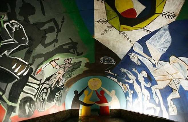 피카소가 MeC 후속작으로 프랑스 발로리스 성당 궁륭(Vault)에 그린 전쟁과 평화의 실제 모습