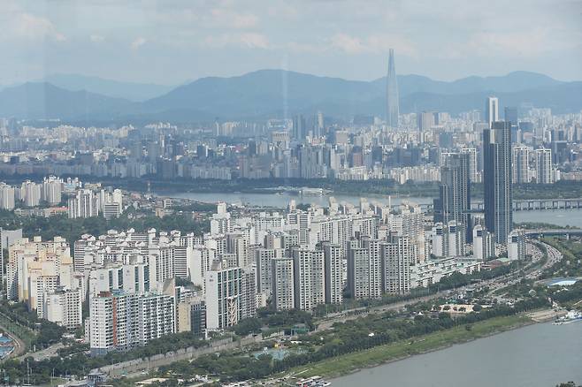 올 상반기 수도권 아파트 실거래가격이 역대 최고치로 상승했다. 사진은 지난 18일 서울 여의도 63스퀘어에서 바라본 서울 아파트 밀집지역 모습. [연합]