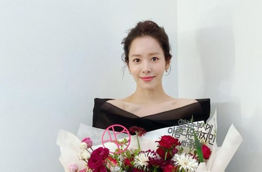 Actor Han Ji-min showed off her innocent visualsOn the 19th, Han Ji-min posted several photos on his Instagram with the phrase Thank you.Han Ji-min in the photo is taken with a bouquet of flowers larger than his body. The bouquet contains the phrase Han Ji-min, which is brilliant today.Han Ji-min also admired the slender clavicle line in a shoulder-revealing dress.On the other hand, Han Ji-min is looking forward to choosing Happy New Year as his next work.Happy New Year is a story about people who have found their own hotel Emlos with their own stories and make their own connection in their own way.