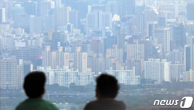 서울 남산에서 바라본 강남지역 아파트 모습. 2021.7.8/뉴스1 © News1 김명섭 기자