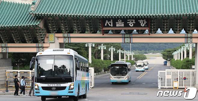 해외파병 임무 수행 중 신종 코로나바이러스 감염증(코로나19) 확진자가 발생한 청해부대 장병들을 태운 버스가 20일 오후 경기 성남 서울공항을 빠져나오고 있다. 2021.7.20/뉴스1 © News1 임세영 기자