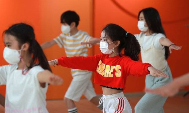 K팝 아카데미인 SL 스튜디오의 기본 루틴 수업에서 턴 동작을 배우고 있는 초등학생들.