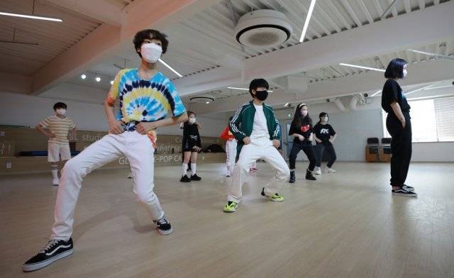기본기에 충실하는 수업인 만큼 매 수업 이전에 배웠던 손발뻗기, 웨이브 동작을 함께 점검한다.